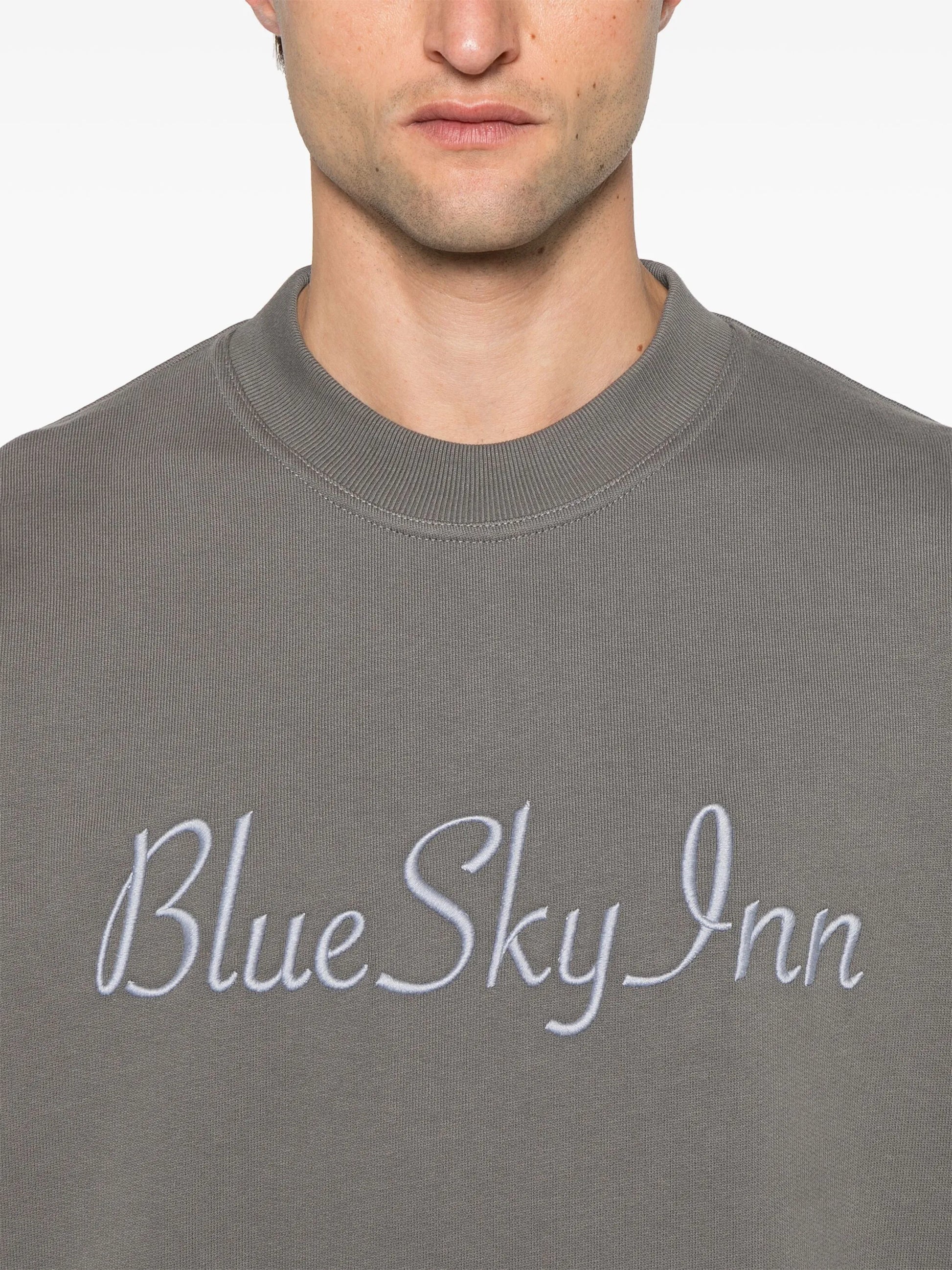 Sudadera con cuello redondo y logotipo gris