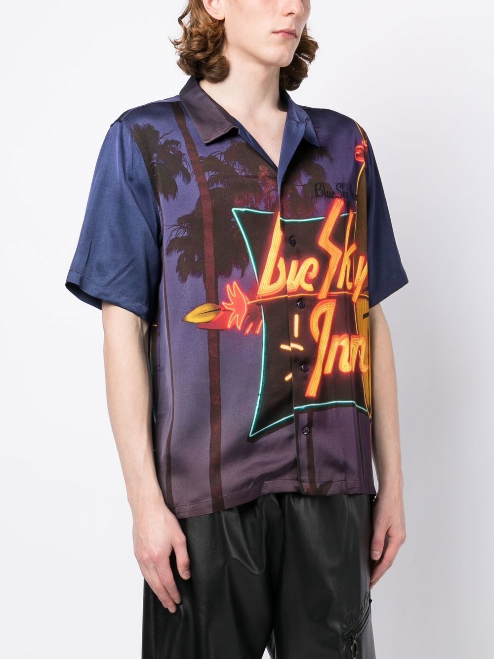 Camisa con letrero