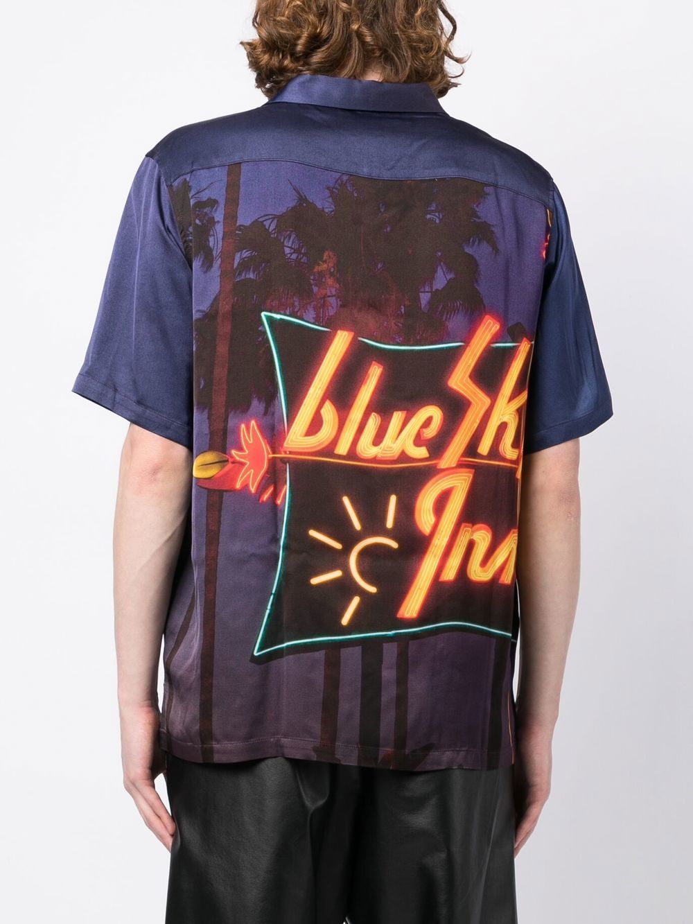 Camisa con letrero