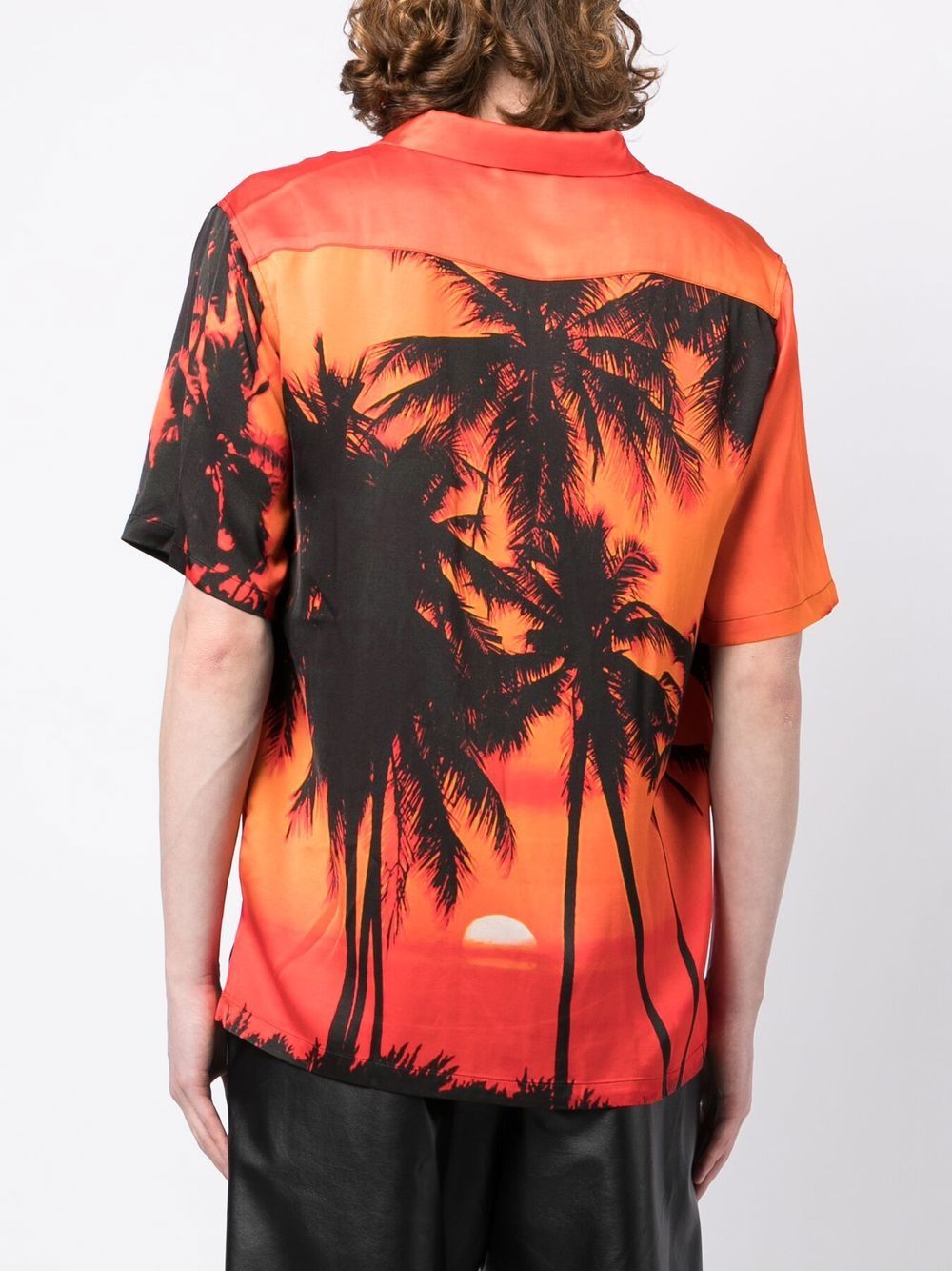 Camiseta con palmeras al atardecer