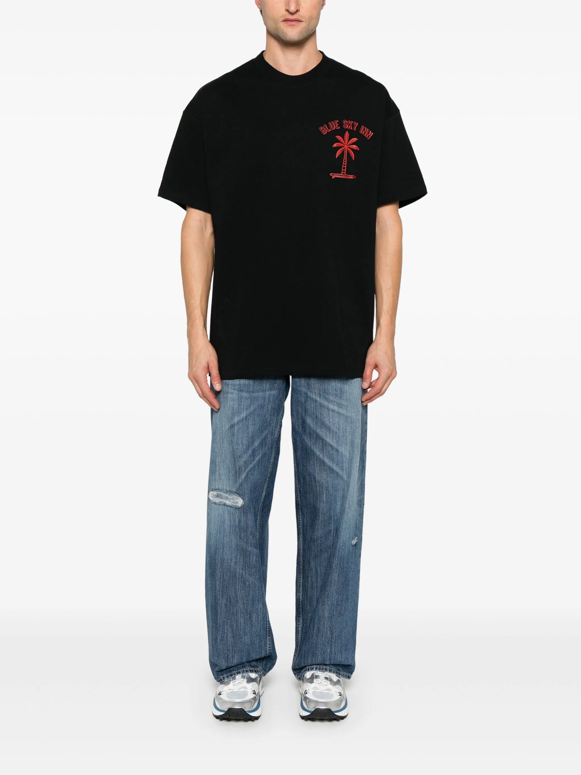 Camiseta negra con palmeras surferas